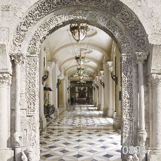 Вид через арку на коридор